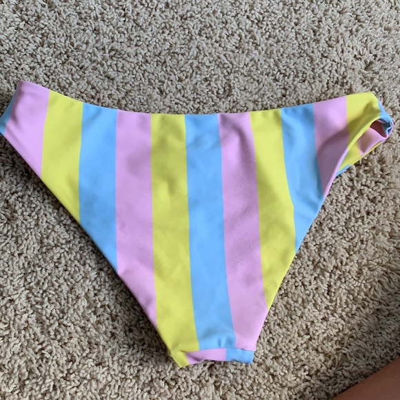 Striped bikini - Picture 3 of 4